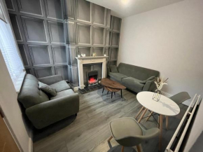 Lovely 4 bedroom Victorian house with back courtyard